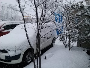 ホームズ駐車場雪の写真
