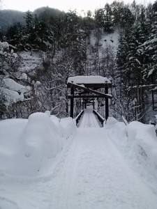 白骨温泉　雪の吊り橋写真